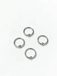 Vista detallada del juego de anillos de piercing de acero inoxidable para joyería.