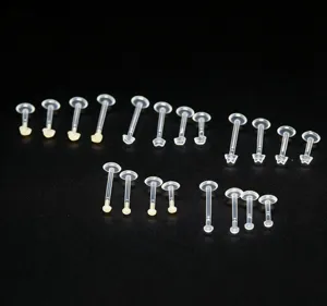 Vista detallada de joyería de piercing corporal transparente en varios tamaños y formas.