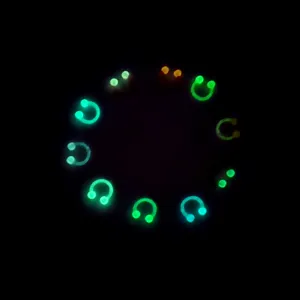 Vue détaillée des anneaux de fer à cheval phosphorescents, bijoux piercing flexibles UV.