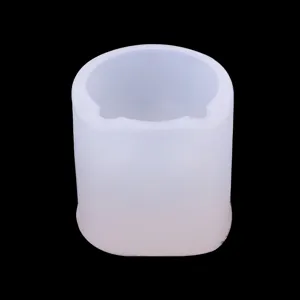 Nahaufnahme der 3D durchsichtigen weißen Silikon Bärenform mit feiner Textur und Form.