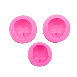 Primo piano di stampi in silicone rosa per viso di bambola, argilla e fondente, dettagli.