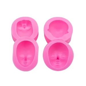 Dettaglio in primo piano di stampi in silicone per volti di bambole con espressioni facciali uniche.