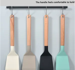 Set van vier gekleurde siliconen keukenspatels met comfortabele houten handgrepen.