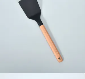 Siliconen spatel detail weergave, flexibele zwarte kop met houten handvat, keuken.