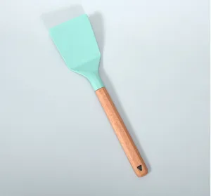 Siliconen spatel hoofd detail, massief houten handvat met ophanggat voor in de keuken.