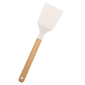 Hoofdaanzicht van een hittebestendige siliconen keukenspatel met een houten handvat voor koken.