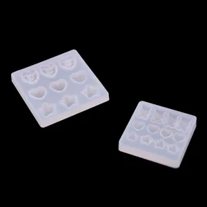 Detalle del molde de resina de silicona con moldes cuadrados transparentes de estrellas y osos.
