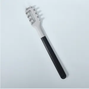Silikon Nudellöffel Detail Nahaufnahme, Hitzebeständige Spaghettigabel mit zweifarbigem Griff.