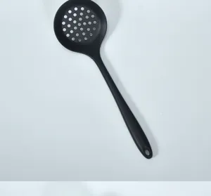 Nahaufnahme des schwarzen Silikon-Schaumlöffels Küchenutensil, hitzebeständiges Kochwerkzeug.
