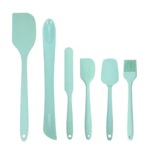 Vista dettagliata del set di spatole da pasticceria in silicone verde menta per dolci vari.