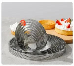 Gelochter Tarte-Ring aus Edelstahl im Set, Nestdesign fuer franzoesische Mousses und Kuchen.