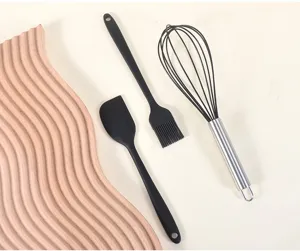 Vue détaillée d'ustensiles de cuisine en silicone, ensemble 3 pièces avec spatule et fouet.