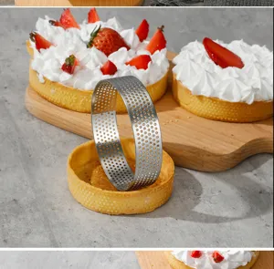 Detaillierte Ansicht des gelochten Edelstahltartrings, ideales Backwerkzeug für DIY-Kuchen.