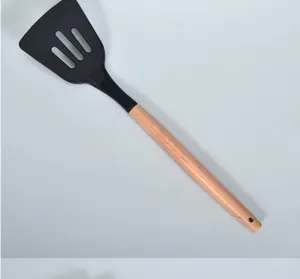 Silikon-Schlitzspatel Detailaufnahme mit hitzebeständigem schwarzem Kopf und Holzgriff.