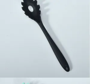 Schwarzer Silikon Spaghettilöffel Detailaufnahme, hitzebeständiges Küchenutensil für Töpfe.