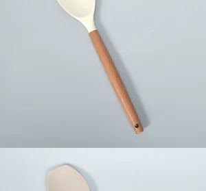 Espátula de silicona con mango de madera maciza para cocina y repostería detalle utensilio.