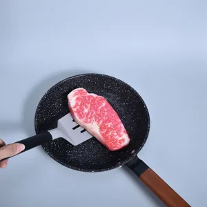 Siliconen keukenspatel met pan, hittebestendig kookgereedschap voor dagelijks huishoudelijk gebruik.