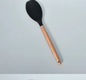 Espátula de silicona con mango de madera maciza, detalle de la herramienta de cocina.