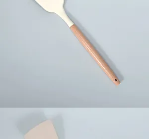 Siliconen spatel met massief houten handvat, antiaanbak kookgerei keukenhulp detailweergave.