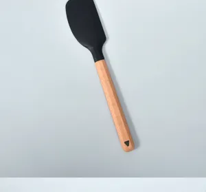 Siliconen spatel gedetailleerd overzicht, houten handvat voor keuken bakgereedschap.