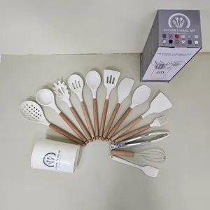 Set di 14 utensili da cucina in silicone con manici in legno per padelle antiaderenti.