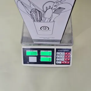 Vista di dettaglio della confezione di utensili da cucina in silicone su bilancia, resistente.