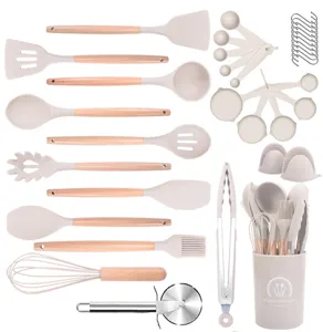 Detaillierte Ansicht eines 35-teiligen Silikon Küchenhelfer Sets mit Holzgriffen und Halter.