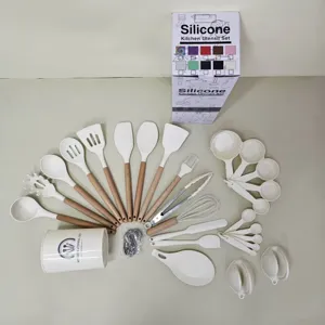 Detalles del juego de utensilios de cocina de silicona con espátulas, cucharas y cubo.