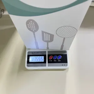 Gedetailleerd overzicht van keukengerei set op digitale weegschaal, gewichtsweergave.
