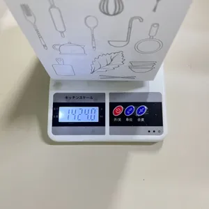 Detailed view of kitchen utensil set packaging on a digital scale, showing total set weight clearly.