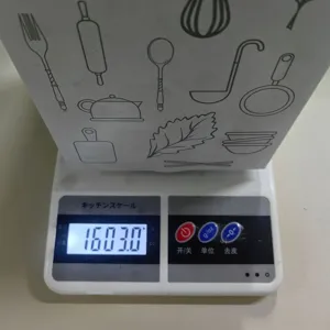 Detail view showing the net weight of the kitchen utensil set on a digital scale for reference.