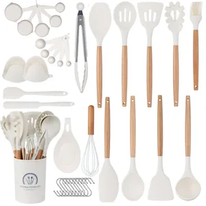 Juego de 37 utensilios de cocina de silicona con mangos de madera, resistentes al calor.