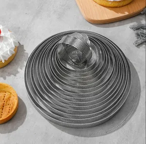 Edelstahl gelochter Tarte-Ring-Set, gestapelte Groessen zum Backen von Mousse und Tarten.