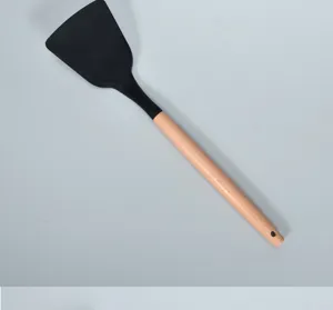 Zwarte siliconen kookspatel met massief houten handvat, hittebestendig keukengereedschap detail.
