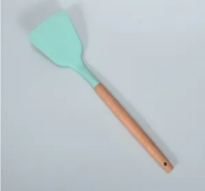 Gedetailleerd overzicht van siliconen keukenspatel, hittebestendig kookgereedschap hout.