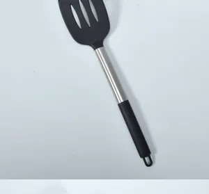 Paletta forata in silicone con manico in acciaio inox, utensile da cucina dettaglio.