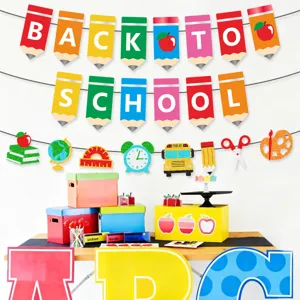 Banner de decoración de fiesta de regreso a clases con banderines de lápices coloridos.