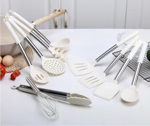 Silikon Küchenhelfer Set Detail mit hitzebeständigen Spateln und Löffeln auf dem Tisch.