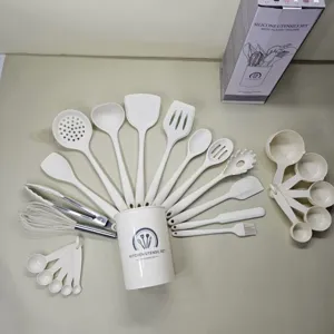 Detailansicht des 24-teiligen weißen Silikon Küchenhelfer Sets mit Löffeln, Wender und Halter.