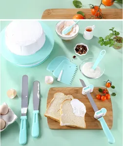 Dettaglio del set di utensili da pasticceria con piatto girevole spatola e taglia pane verde.