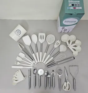 Gedetailleerd overzicht van de 33-delige witte siliconen keukengerei set met inox.
