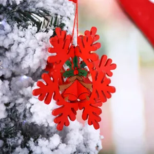 Detalle de adorno navideño de madera roja, copo de nieve y campana colgante para árbol.