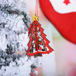 Primer plano detallado de un adorno colgante de arbol de Navidad de madera roja con nino.