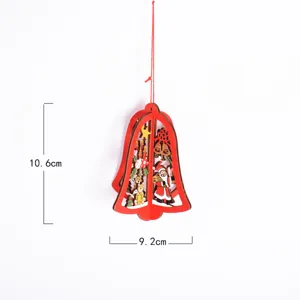 Adorno colgante de campana de navidad de madera roja con Papá Noel oso para árbol.