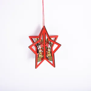 Adorno colgante de estrella navideña en madera roja con lindo oso para árbol y escaparate.