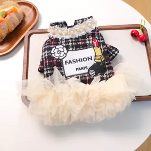 Detailansicht des karierten Haustierkleides mit Perlenkragen und schicken Stickereien.