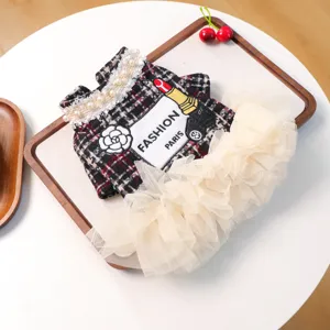 Elegantes Tweed Karo Hundekleid mit edlem Perlenkragen und Tüllrock für süße Welpen.