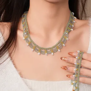 Detailopname van handgemaakte multi-streng kraalketting met bijpassende armband.