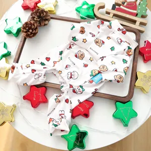 Detalle de pijama navideño lindo para perro, cobertura de vientre, ropa de invierno para cachorro.