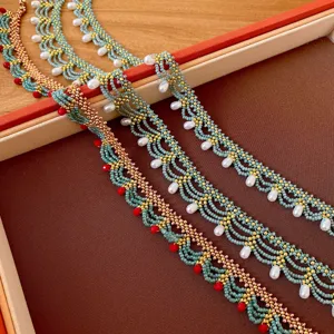 Handgemaakte kralen choker ketting met turquoise glaskralen en delicate parelhangers voor dames.
